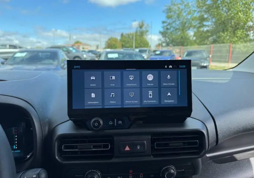 Vue intérieure du tableau de bord du Citroën Berlingo XL Diesel 130ch, avec écran tactile central et commandes intégrées.
