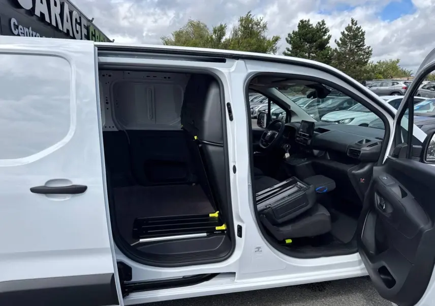 Vue latérale droite d’un Citroën Berlingo Fourgon XL blanc Icy avec portes ouvertes montrant l’intérieur utilitaire vide.