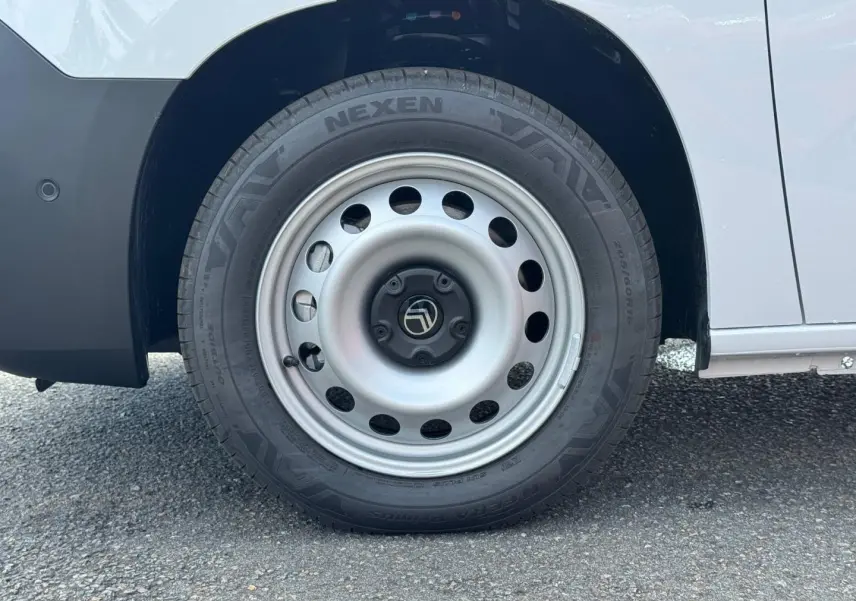 Gros plan sur la roue arrière droite acier gris du Citroën Berlingo Fourgon XL blanc Icy.
