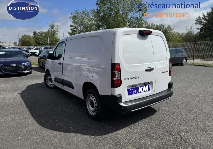 Vue 3/4 arrière droite du Citroën Berlingo Fourgon XL blanc Icy avec portes arrière fermées sur parking.