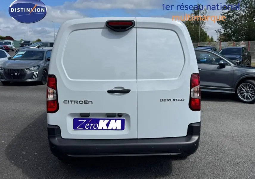 Vue arrière du Citroën Berlingo Fourgon XL blanc Icy avec portes battantes et pare-chocs noir.