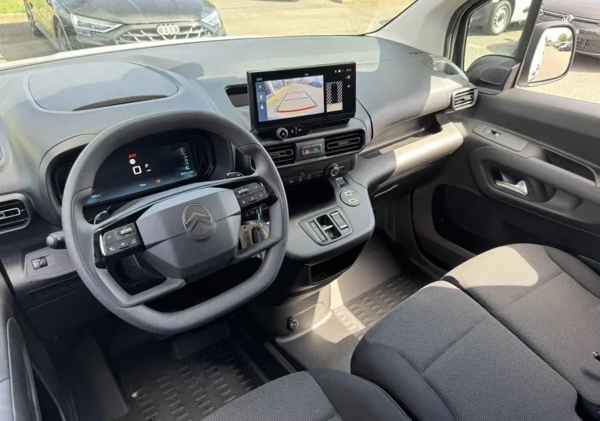Vue intérieure côté conducteur du Citroën Berlingo Fourgon XL Diesel 130ch, tableau de bord avec écran tactile et volant multifonction.