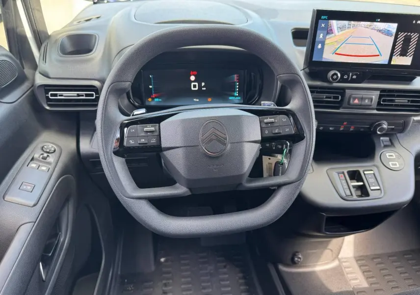 Vue intérieure centrée sur le volant multifonction et le tableau de bord numérique du Citroën Berlingo Fourgon XL Diesel 2026.