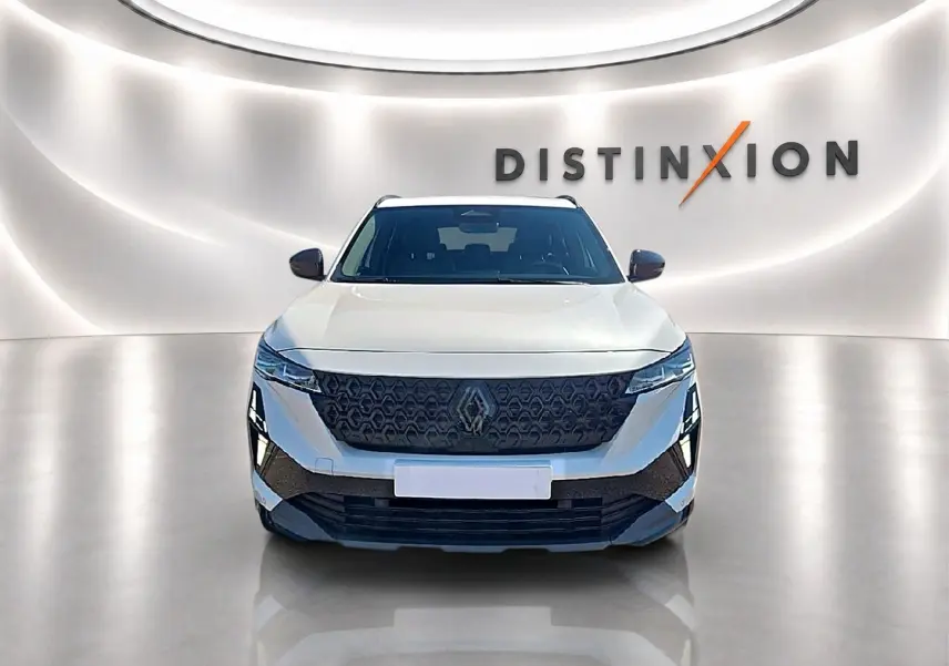 Vue avant du Renault Austral blanc nacré avec calandre noire et éclairage LED, sur fond blanc épuré avec logo Distinxion.