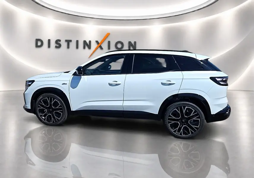 Profil droit du Renault Austral blanc nacré esprit Alpine, avec jantes noires et toit noir contrasté en showroom.