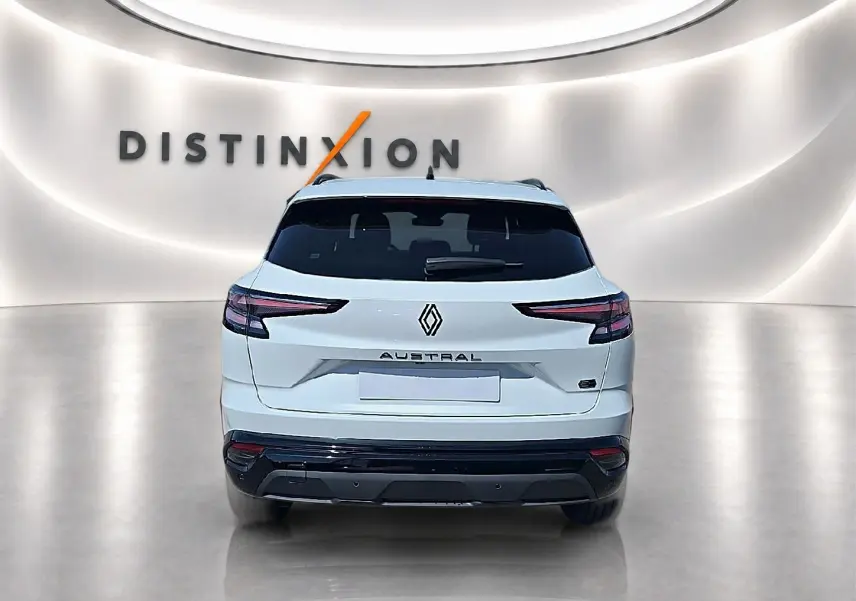 Vue arrière d'un Renault Austral blanc nacré 2026 avec feux LED et logo distinctif sur fond lumineux "Distinxion".