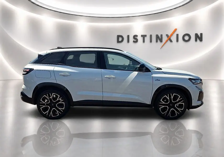 Profil droit du Renault Austral blanc nacré esprit Alpine 2026 avec jantes noires et toit noir contrasté.