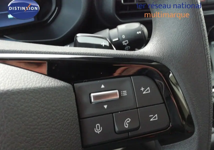Gros plan sur les commandes multifonctions au volant d’un Citroën Berlingo XL blanc Icy, version 2026.