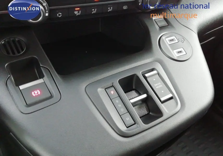 Gros plan sur la console centrale noire du Citroën Berlingo XL 2026, montrant la commande de boîte auto et boutons de contrôle.