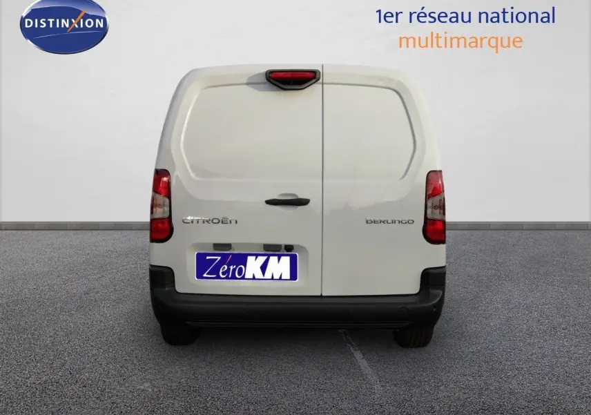 Vue arrière d’un Citroën Berlingo XL blanc Icy 2026 avec portes battantes et feux rouges verticaux.