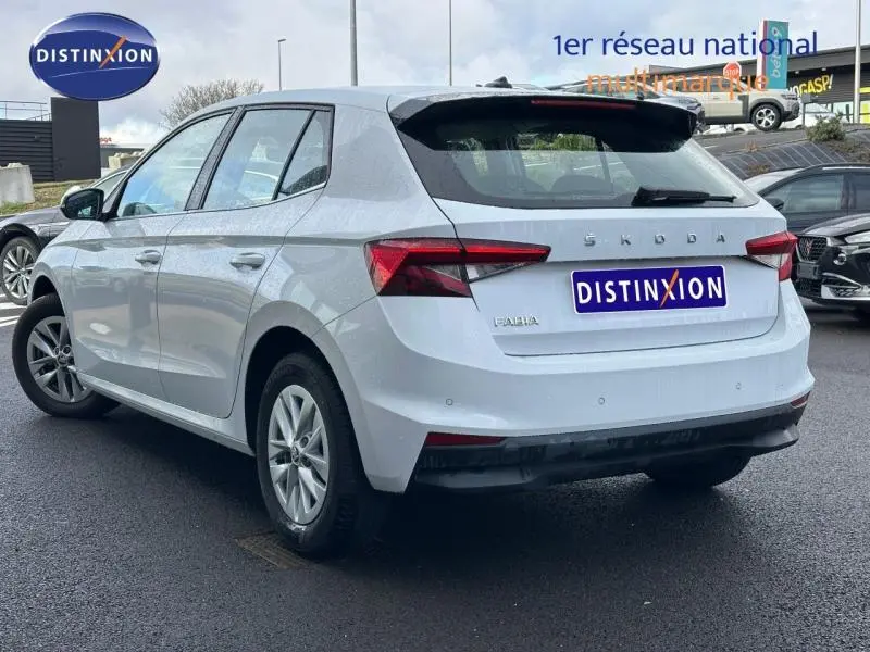 Vue 3/4 arrière droite d'une Skoda Fabia blanche 2024 avec feux arrière LED et jantes alu.