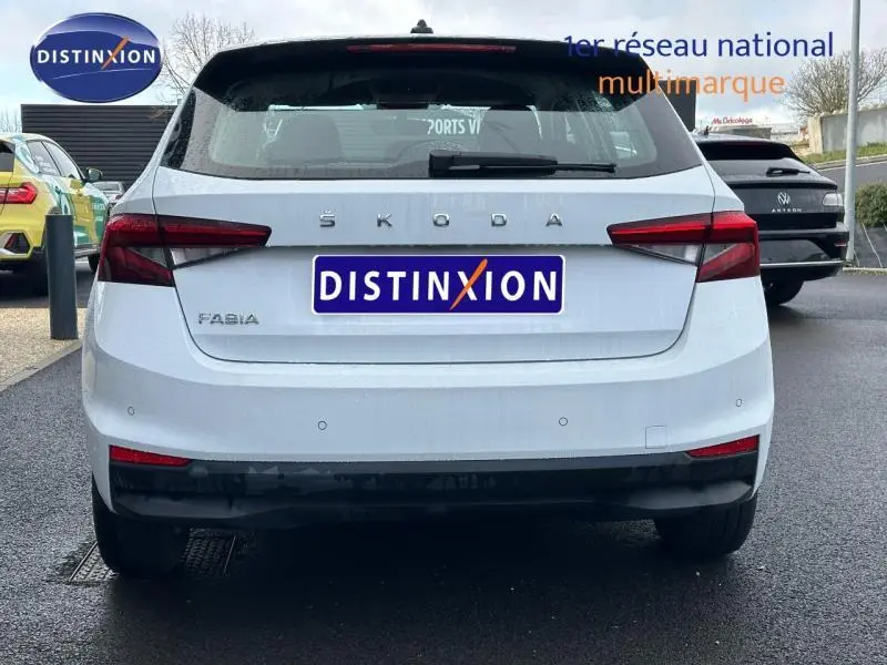 Vue arrière d'une Skoda Fabia blanche 2024 avec feux arrière LED et logo Distinxion sur plaque arrière.