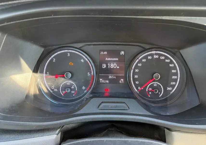 Vue rapprochée du tableau de bord du Volkswagen Transporter T6 blanc, affichant les compteurs et l'autonomie de 180 km.