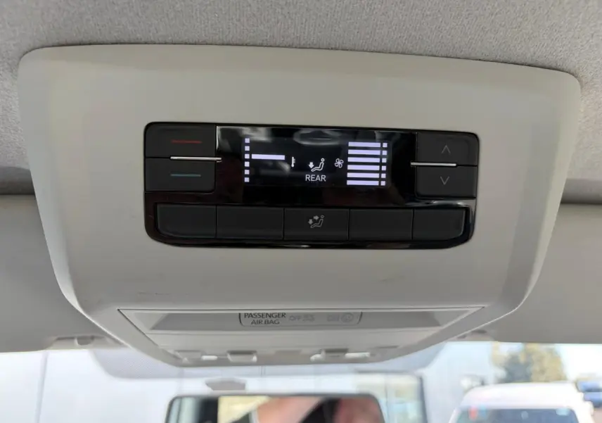 Vue intérieure du plafonnier avec commandes de climatisation arrière du Volkswagen Transporter T6 blanc.