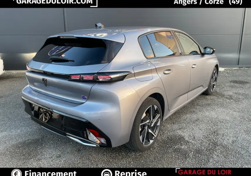 Vue 3/4 arrière droite d'une Peugeot 308 1.5 BlueHDi 130 Auto8 Allure gris foncé avec feux arrière LED distinctifs.