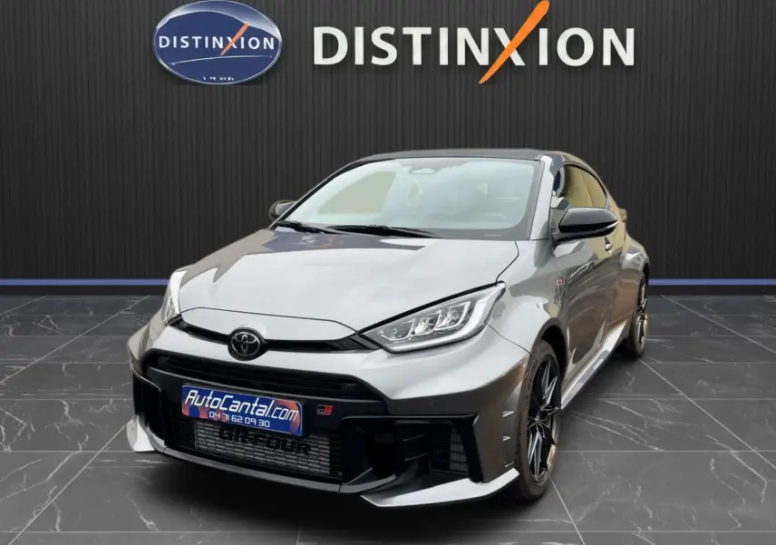 Toyota Yaris GR Pack Techno gris platine vue 3/4 avant avec jantes BBS forgées et toit carbone visible.
