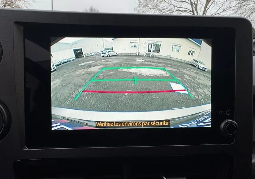 Affichage caméra de recul de la Toyota Yaris GR Pack Techno, vue arrière avec lignes de guidage colorées sur écran intérieur.