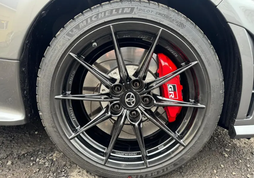 Gros plan sur la jante BBS noire et le frein rouge GR d'une Toyota Yaris GR Pack Techno gris platine.