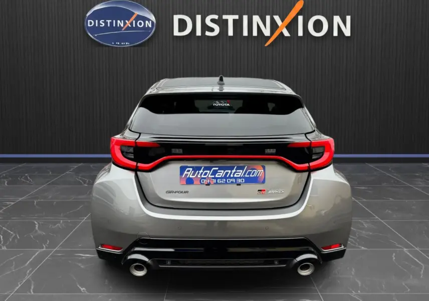 Vue arrière d'une Toyota Yaris GR Pack Techno gris platine avec feux rouges en forme de C et double sortie d'échappement chromée.