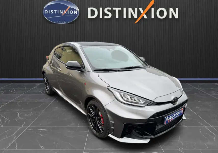 Toyota Yaris GR Pack Techno gris platine vue 3/4 avant avec jantes BBS noires et toit carbone visible.