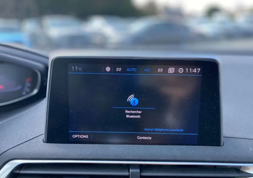 Écran tactile central du tableau de bord du Peugeot 3008 2018 affichant la recherche Bluetooth, intérieur gris.