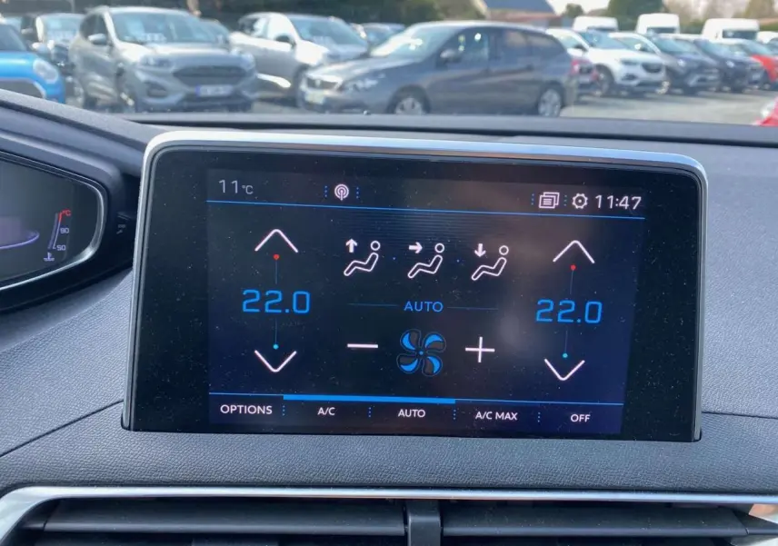 Écran tactile du système de climatisation bi-zone du Peugeot 3008 blanc, vue intérieure frontale.