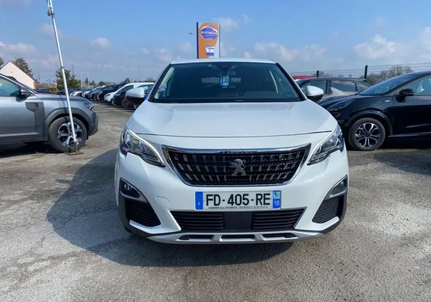 Vue avant d'un Peugeot 3008 blanc Banquise 2018 avec calandre noire et plaques d'immatriculation françaises.