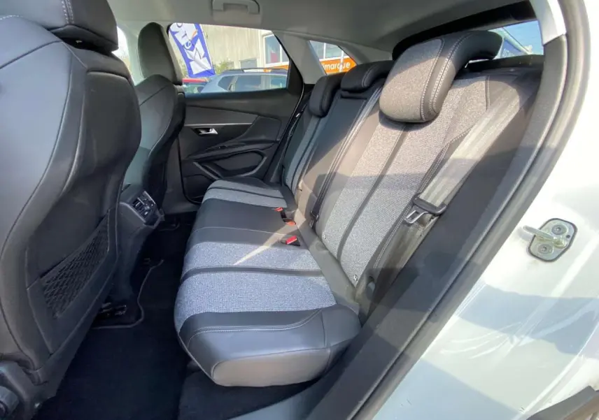 Vue intérieure côté droit sur la banquette arrière bi-matière grise et noire du Peugeot 3008 blanc de 2018.