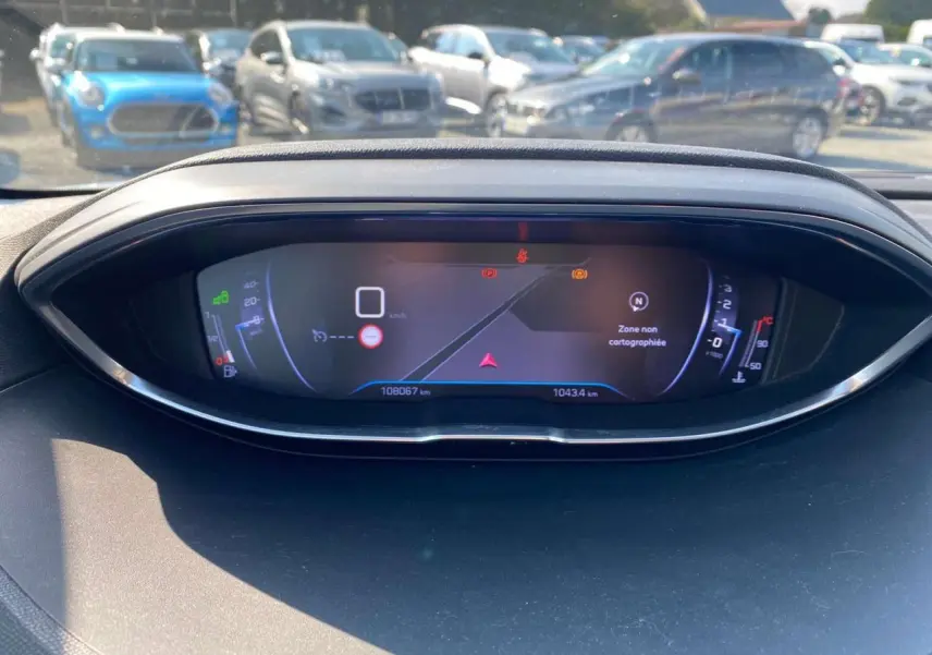 Tableau de bord numérique du Peugeot 3008 2018, affichage de vitesse et navigation, vue frontale intérieure.