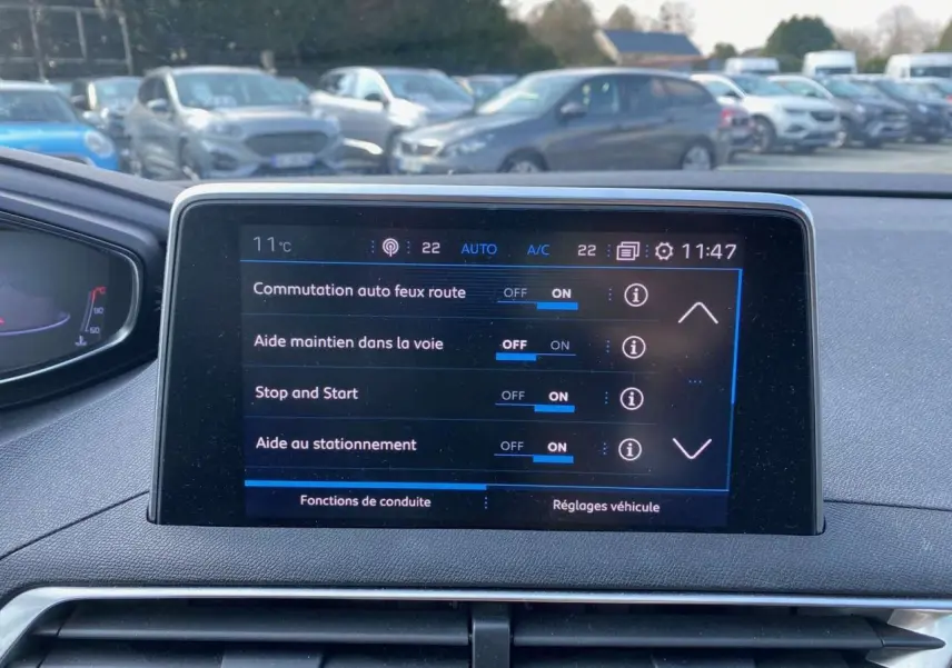 Écran tactile central du Peugeot 3008 blanc de 2018 affichant les réglages d'aides à la conduite.