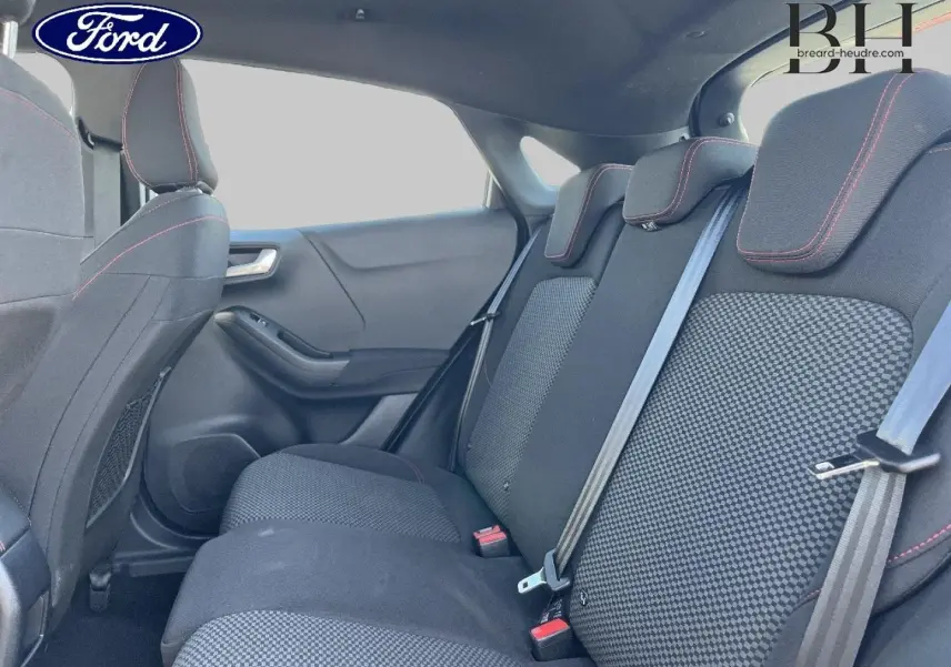 Vue intérieure côté droit des sièges arrière du Ford Puma 2022, tissu noir avec surpiqûres rouges visibles.