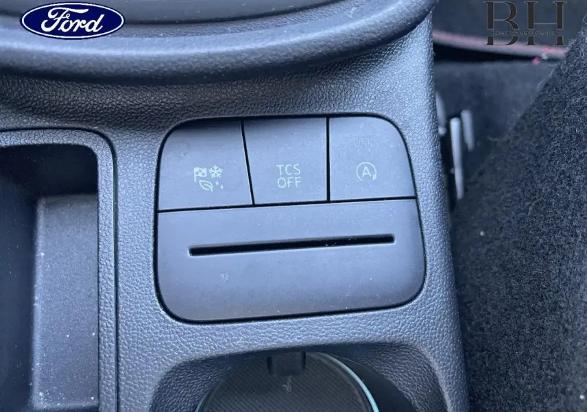 Gros plan sur les boutons de commande au centre de la console d’une Ford Puma 2022 gris Solar métallisée.