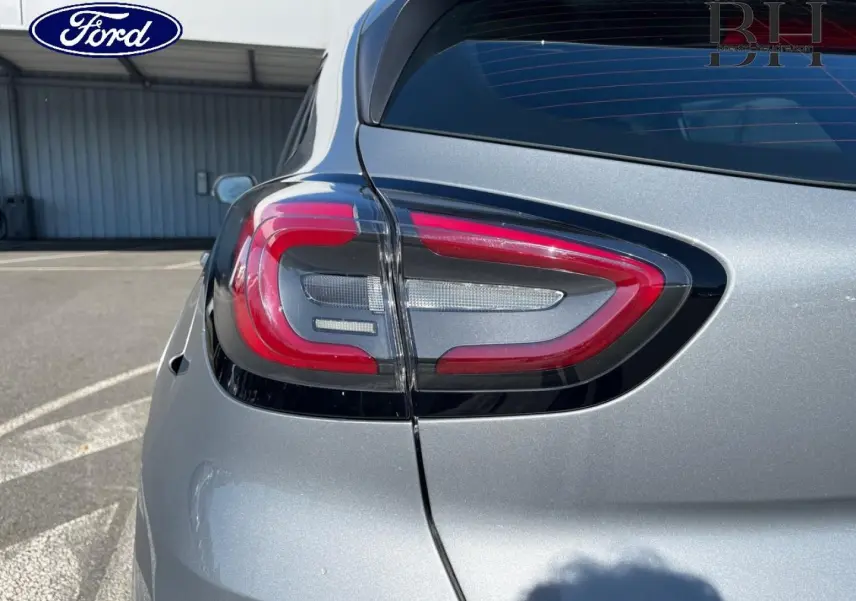Gros plan sur le feu arrière gauche du Ford Puma gris Solar métallisé, soulignant ses lignes modernes et son becquet arrière.