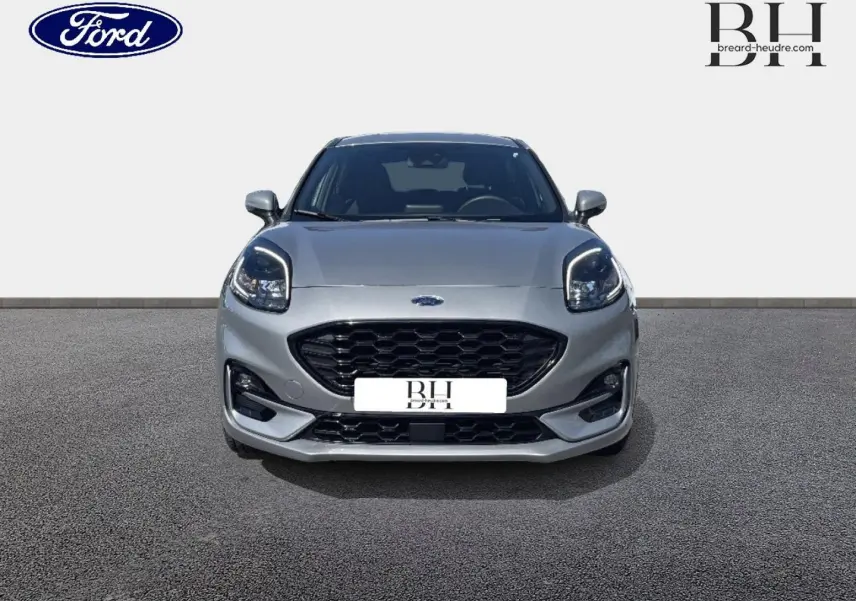 Vue avant d'une Ford Puma gris solar métallisée avec calandre noire et phares LED distinctifs.
