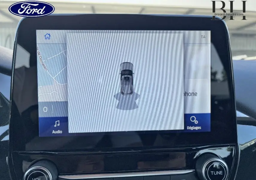 Écran tactile central de la Ford Puma 2022 montrant l'affichage de la caméra de recul et les réglages audio.