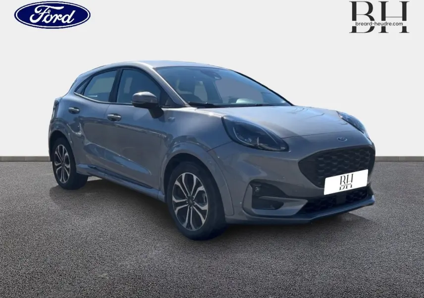 Ford Puma gris Solar métallisé en 3/4 avant droit, avec calandre noire et jantes alliage distinctives.