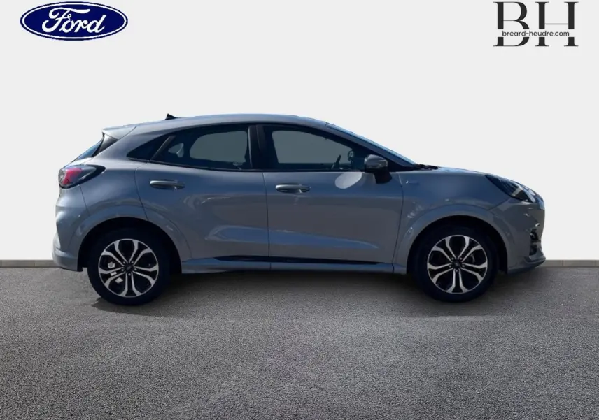 Vue de profil côté gauche d'un Ford Puma 2022 gris Solar métallisé avec jantes alliage et vitres teintées.