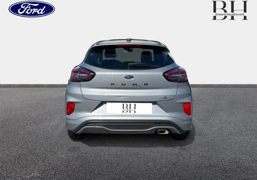 Vue arrière d'une Ford Puma gris Solar métallisée avec feux LED et sortie d'échappement chromée visible.