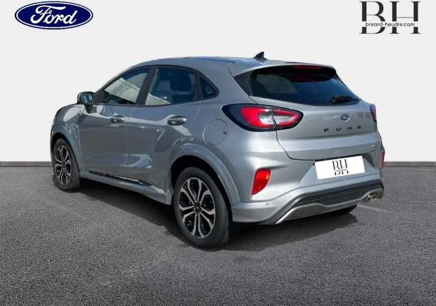 Vue 3/4 arrière droite du Ford Puma gris Solar métallisé avec feux arrière LED et jantes alliage noires.