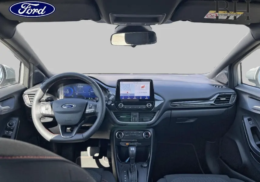 Vue intérieure avant du Ford Puma gris Solar Métallisée 2022, avec volant multifonction, écran tactile et levier de boîte automatique.