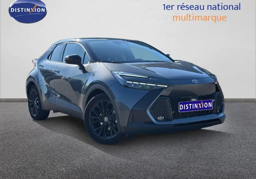 Toyota C-HR 2.0 Hybride GR Sport gris Atlas bi-ton, vue 3/4 avant droit avec jantes noires et calandre marquée.