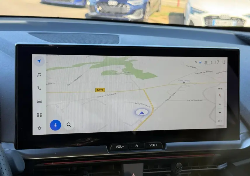 Écran tactile central affichant la navigation GPS dans l’habitacle d’une Toyota C-HR 2.0 Hybride GR Sport.