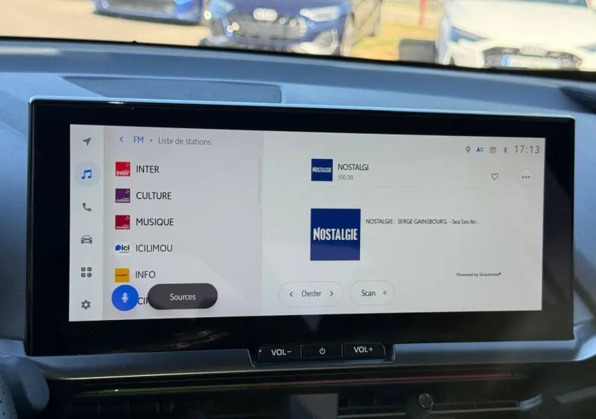 Écran tactile central du Toyota C-HR 2.0 Hybride 200ch GR Sport 2025 affichant la liste des stations radio.