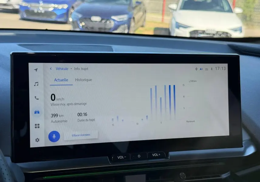 Vue intérieure centrée sur l'écran tactile du tableau de bord du Toyota C-HR 2.0 Hybride gris Atlas, affichant les infos de trajet.