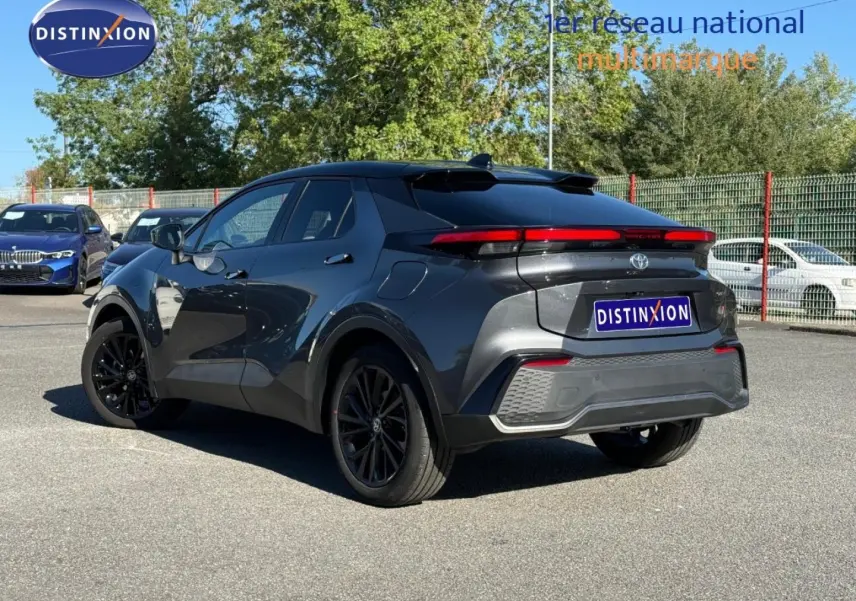 Vue 3/4 arrière droite du Toyota C-HR 2.0 Hybride GR Sport 2025 en gris Atlas métallisé bi-ton avec jantes noires.
