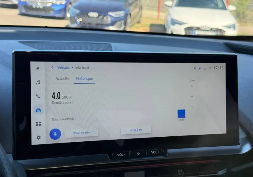 Vue intérieure centrée sur l'écran tactile multifonction du Toyota C-HR 2.0 Hybride 200ch GR Sport 2025.