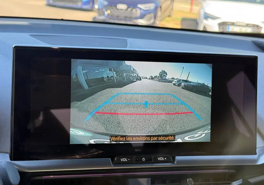 Vue de l'écran de caméra de recul du Toyota C-HR 2.0 Hybride gris Atlas, affichant les lignes de guidage en bleu et rouge.