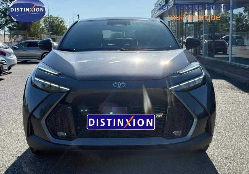 Vue avant d'un Toyota C-HR 2.0 Hybride GR Sport 2025 gris Atlas métallisé bi-ton avec calandre et phares LED distinctifs.