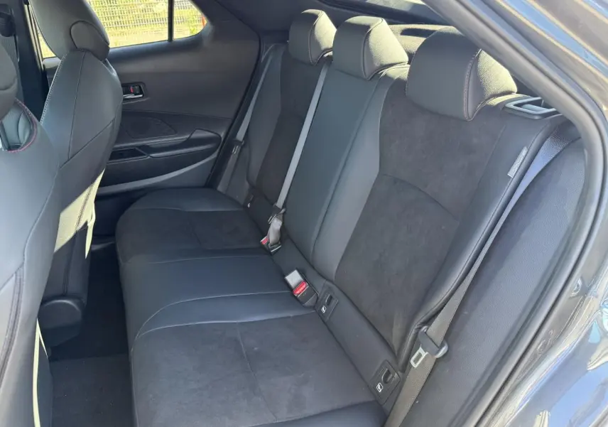 Vue intérieure côté droit sur la banquette arrière en suédine noire du Toyota C-HR 2.0 Hybride 2025.