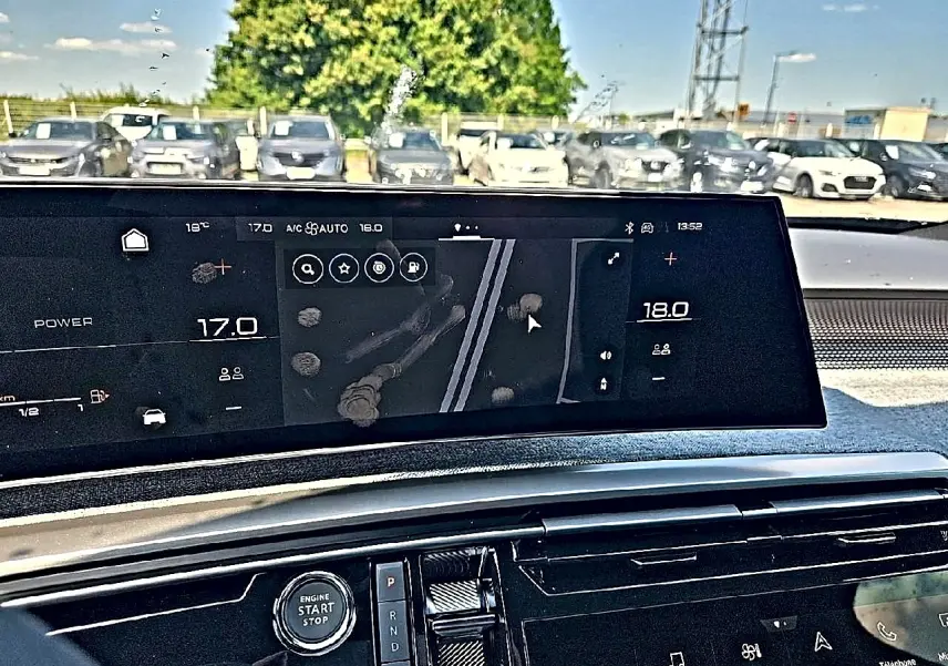 Vue intérieure du tableau de bord du Peugeot 3008 noir 2026, avec écran tactile large et commandes modernes visibles.
